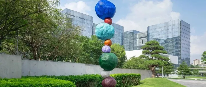 和美术馆 户外馆藏雕塑 | 《青铜堆叠9号，群青蓝》