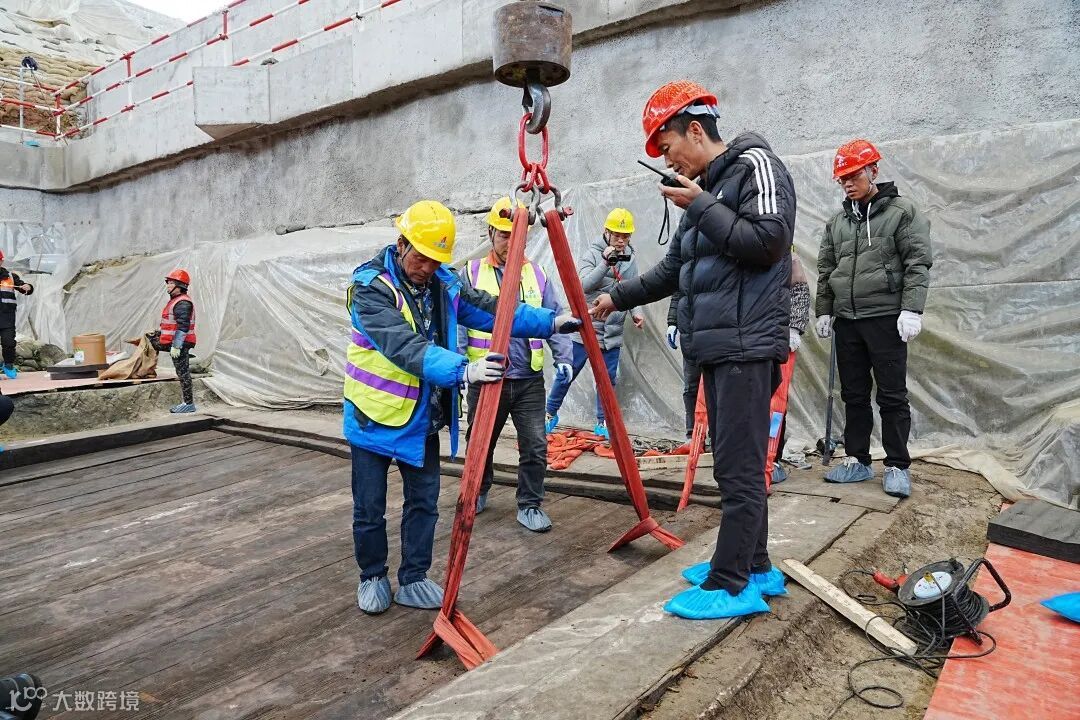 吊装团队对西Ⅰ室第三层厚分室盖板进行吊装试验.jpg