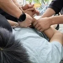 推搡、撕咬处警民警！南充张某某等4人被罚