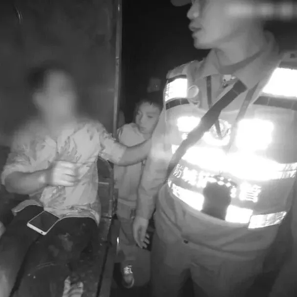 <em>防城港</em>：78歲老人深山走失，民警30分鐘緊急救援