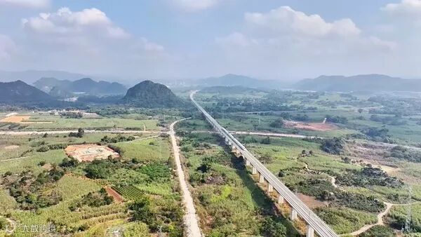 动车行驶在南凭高铁崇凭段上。吕松洋摄