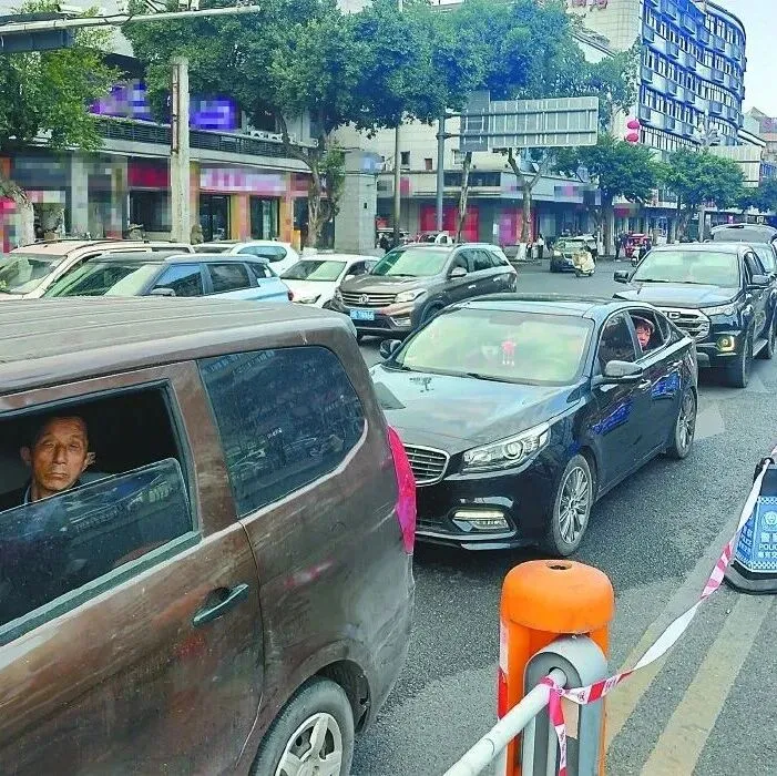 掉头点关闭引争议，南充火车站外通行阵痛如何缓解？