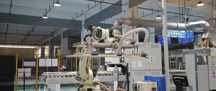 厂里有个“AI木匠”——江西赣州南康家具迎智能变革