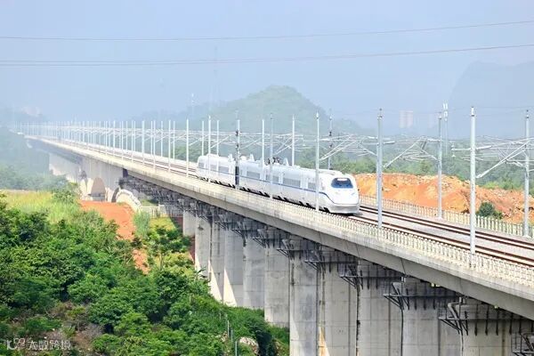 试运行列车在南凭高铁崇凭段宁明东—龙州站间运行。陈泉任 摄.jpg