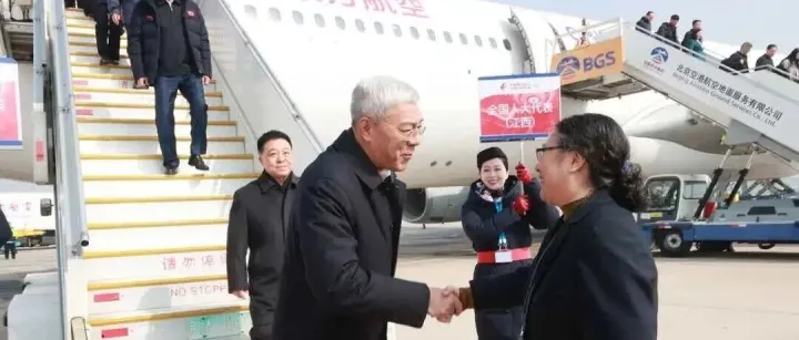 在赣全国人大代表抵京向大会报到