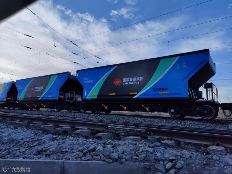 在国家能源集团自有铁路运行的碳纤维复合材料轻量化重载铁路货车.png