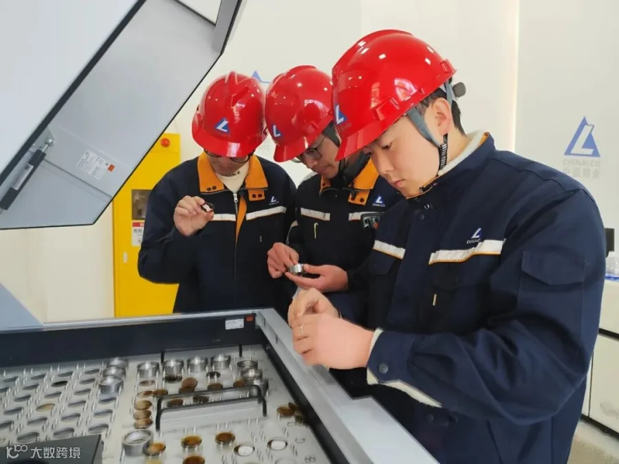 图为：云铝润鑫电解工人正在取电解质（云铝润鑫 徐忠堃）.jpg