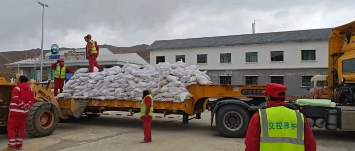 <em>果洛州</em>大武公路段调拨融雪剂显担当 路企联动保畅通