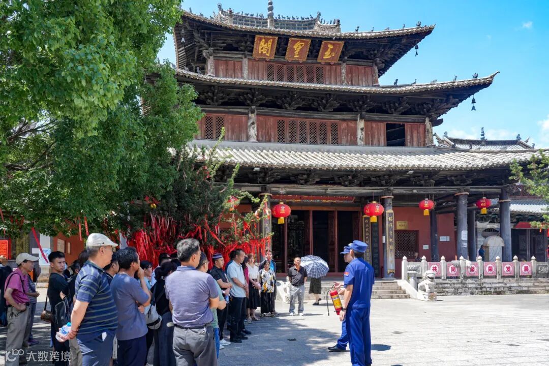 向玉皇阁周边居民香客发放消防安全宣传手册并讲解文物古建筑消防安全知识 (1).jpg