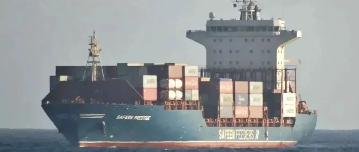 一集装箱船被炮弹击中