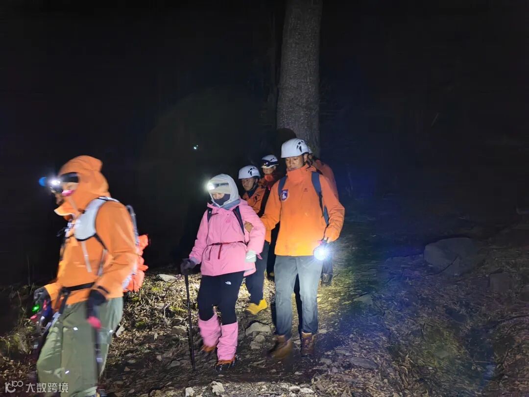 4.6救助被困游客 (6).jpg
