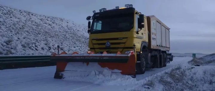 除雪破冰保畅通  护航群众平安行