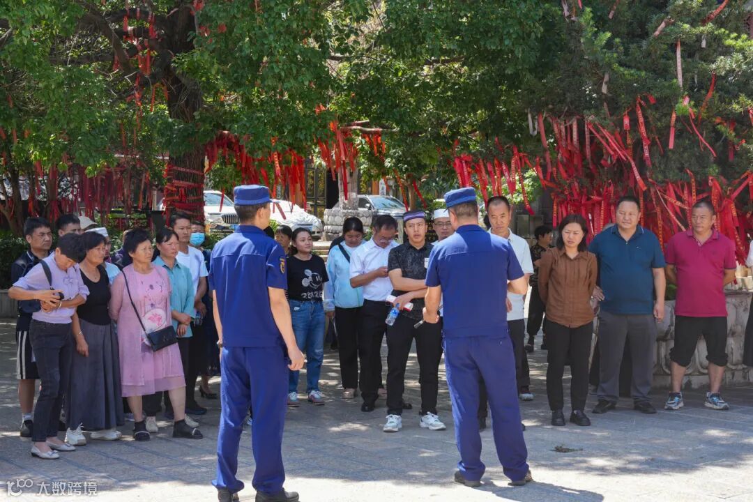 向玉皇阁周边居民香客发放消防安全宣传手册并讲解文物古建筑消防安全知识 (4).jpg