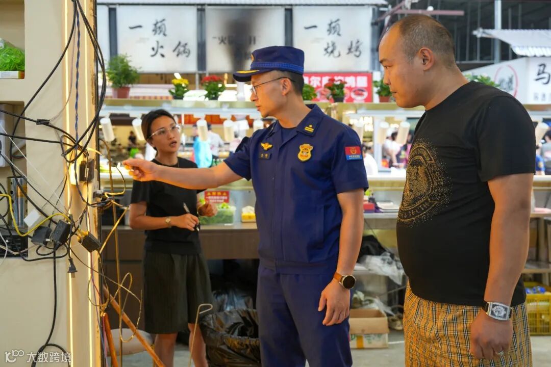 进行店铺消防安全检查 (1)_副本.jpg