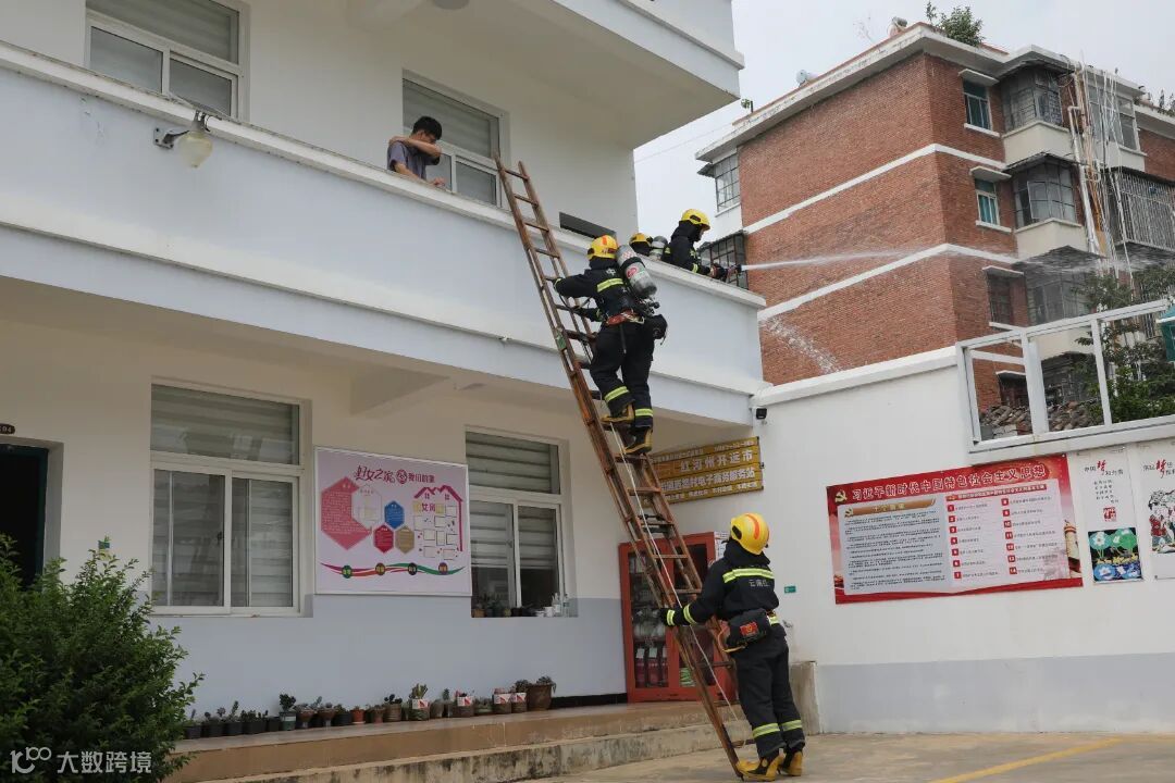消防救援人员利用云梯解救被困人员.jpg