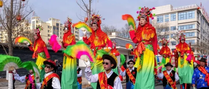 说吧，甘肃 | 和政秧歌扮靓春天 —— 每日一张照片No.0427