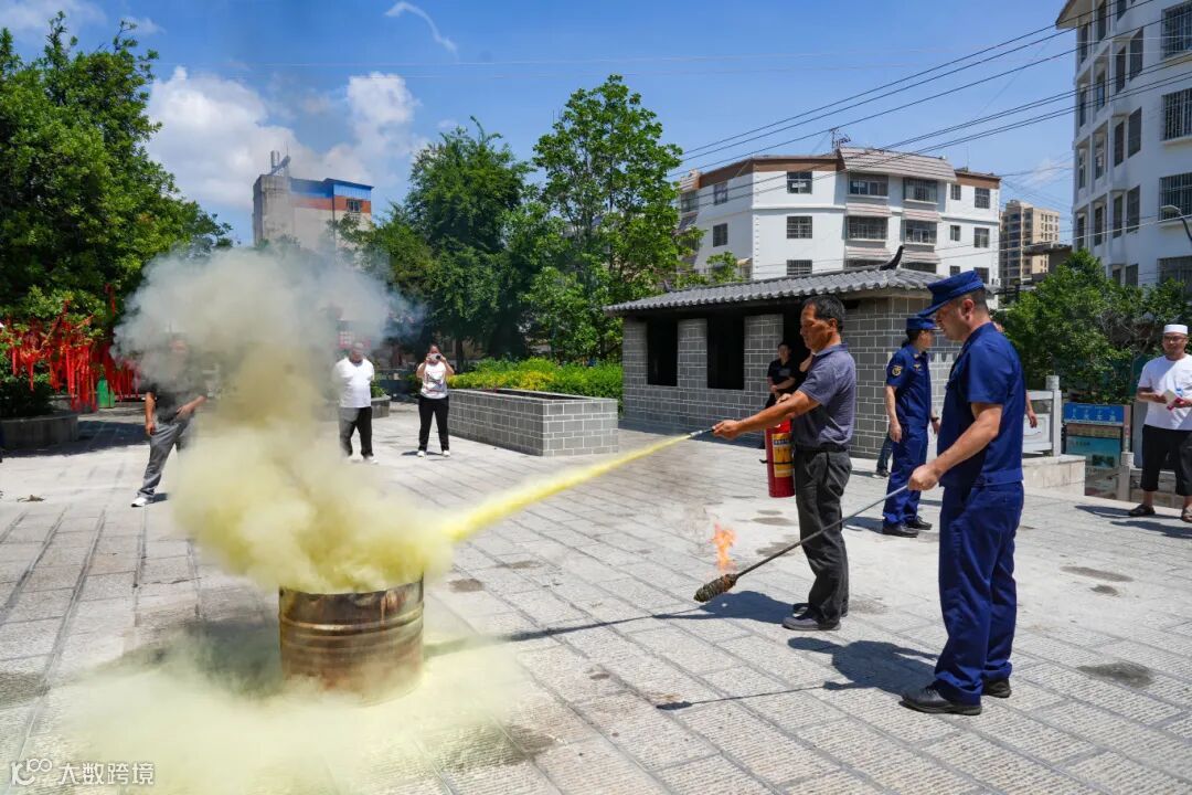 油盆灭火演练 (1).jpg