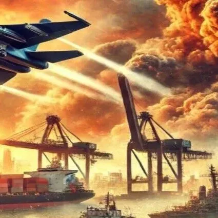 重磅突发！一艘集装箱船在霍尔木兹海峡被击中起火