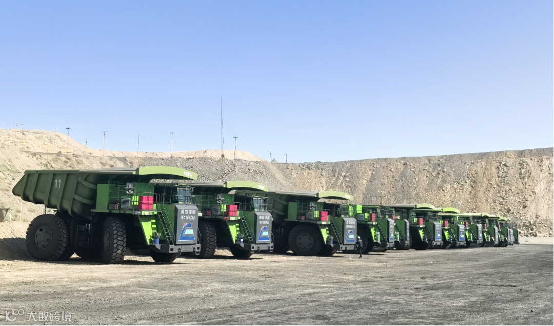 图2 平朔露天矿120吨级纯电动矿用卡车编组运行.png