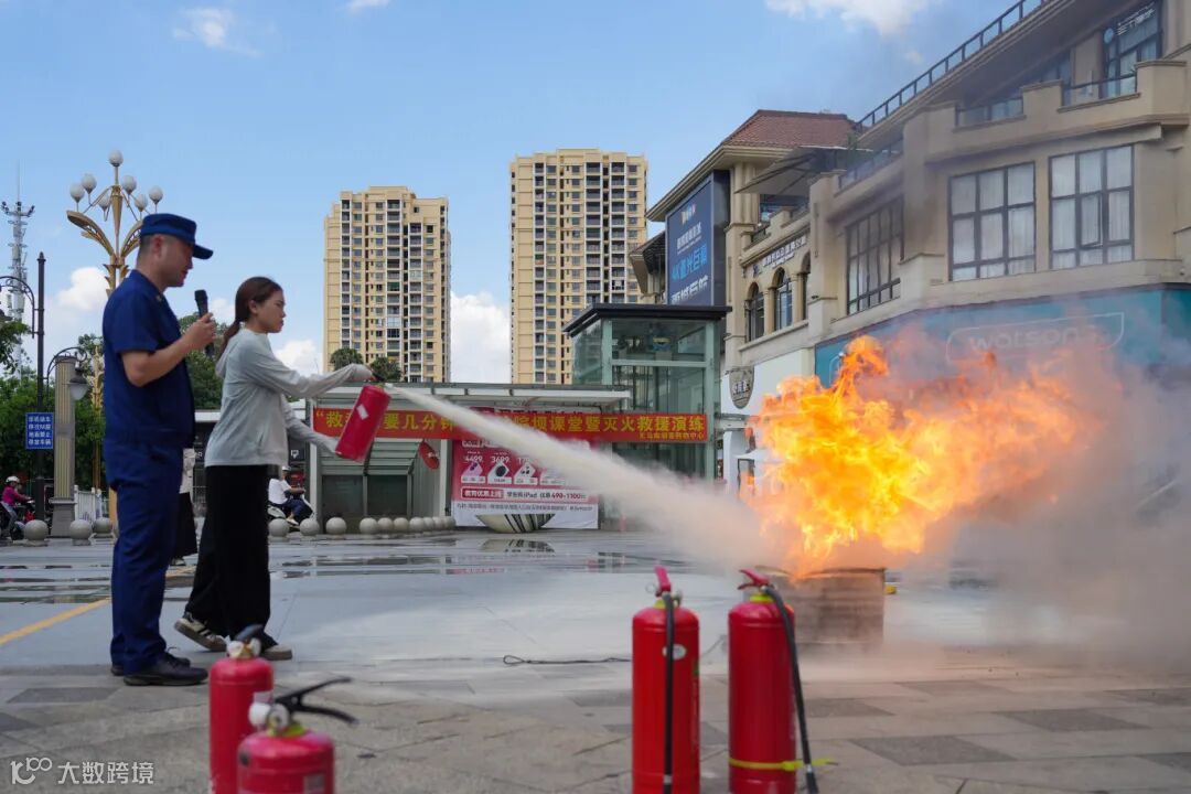 开展油盆灭火演练 (2).jpg