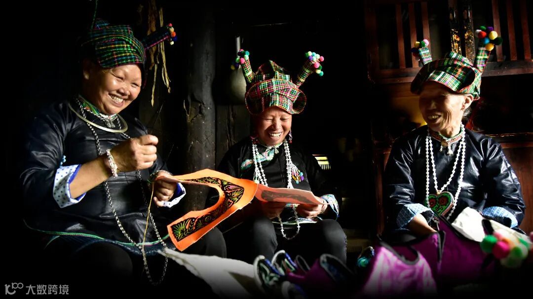 作品名称：《绣美生活》 拍摄地点：广南县者太乡板江村 作者：杨金堂  联系电话：18183769661.JPG