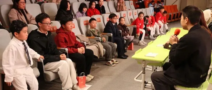 没有评分、没有名次，这11组家庭的演出，却让全场掌声停不下来