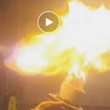 女演员跟风模仿“喷火蛋糕”引发回火事故，睫毛和头发被瞬间点燃！本人回应：为自己的无知买单