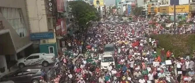 汇率崩了，创17年来最低！！