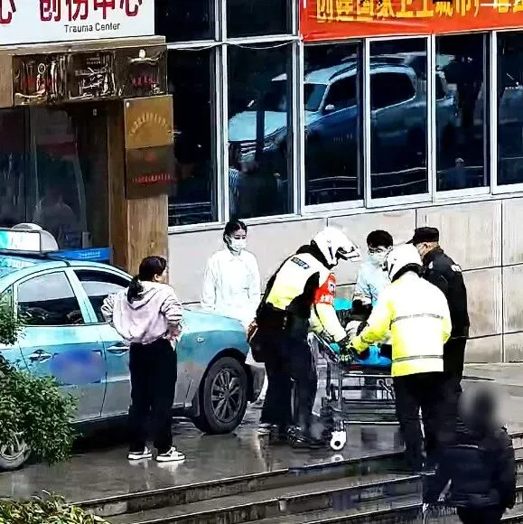 乘客暈厥 ?“的姐”求助交警