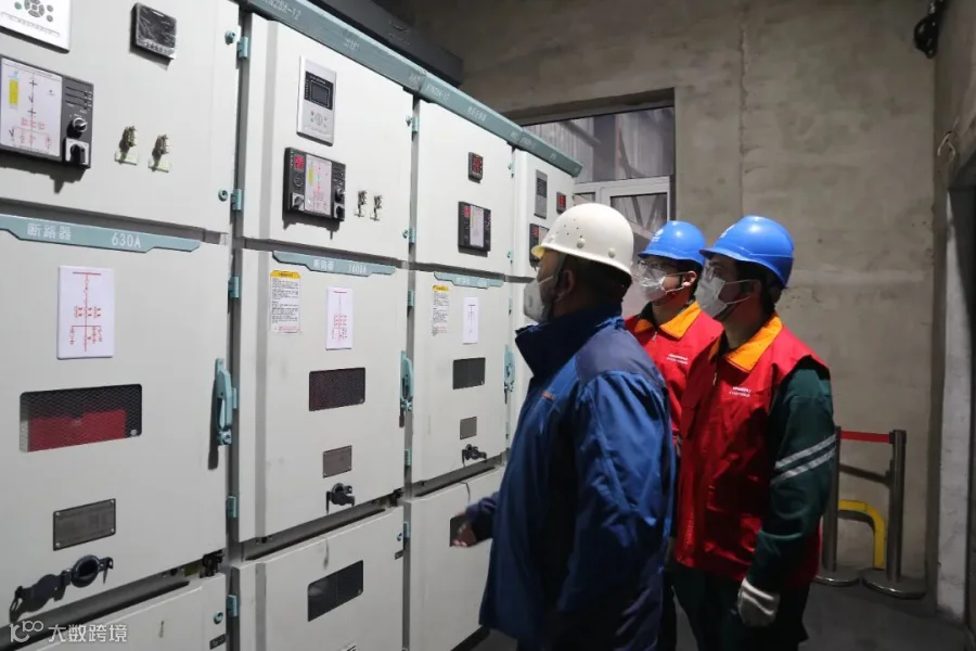 3月5日，蒙东通辽科左后旗供电公司员工对科左后旗欣亚炭素有限公司配电室进行检查。（杨雨宁）.JPG