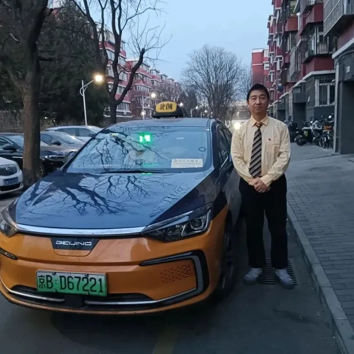 暖心的哥伸援手 平凡善舉顯擔(dān)當(dāng)