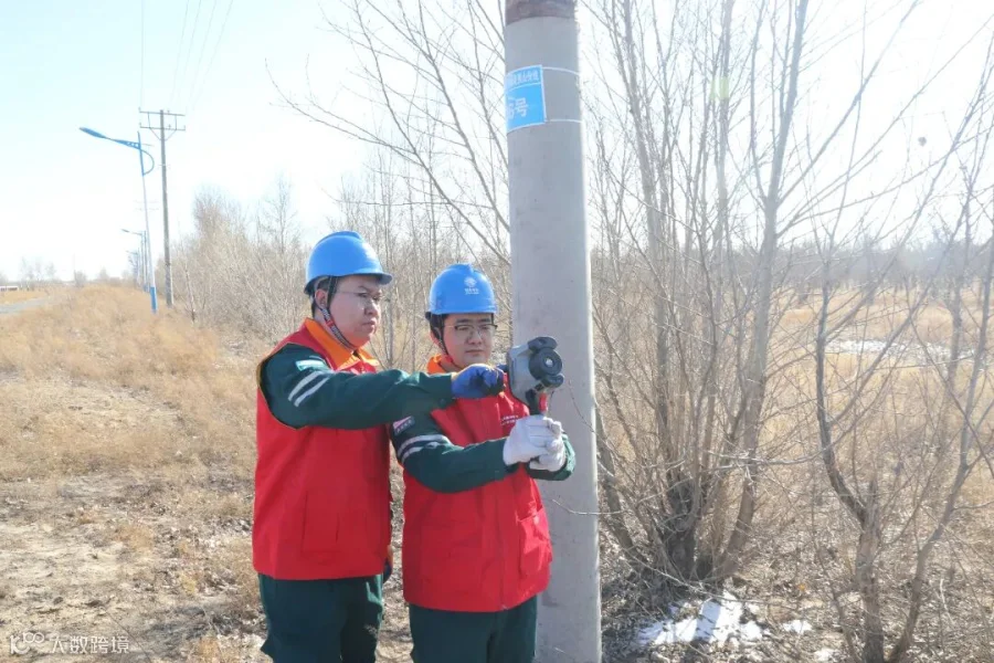 3月5日，蒙东通辽科左后旗供电公司员工对科左后旗欣亚炭素有限公司周边线路及变压器进行红外测温检测。（杨雨宁）.JPG