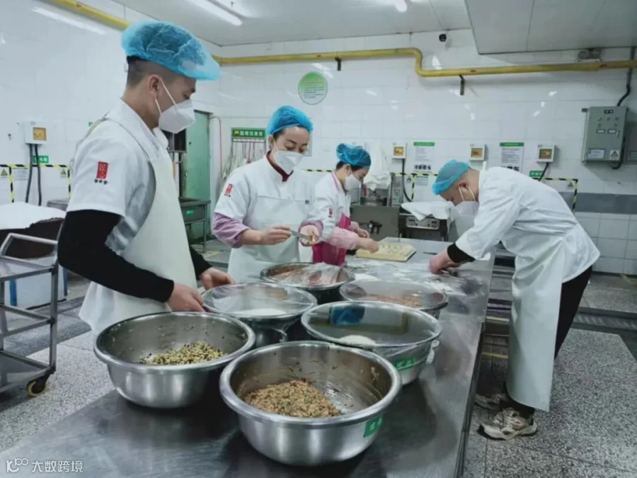 三餐美食迎新春，福星高“灶”又一年 ——食堂员工坚守岗位做好餐饮服务保障工作纪实-天津城建大学