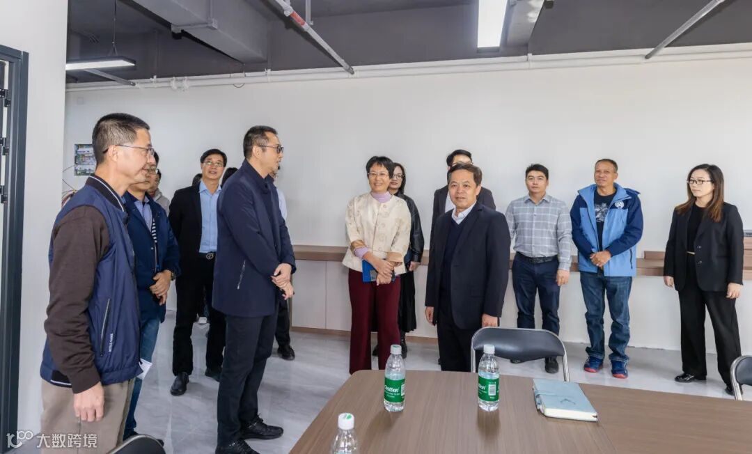 出席活动的嘉宾一行参观商协会办公室。顺德融媒记者周焯杰摄 (2).jpg