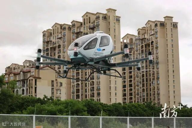 当天上午10时，首架亿航VT24L无人驾驶物流航空器，自唐家港万山陆岛低空运营中心平稳升空。