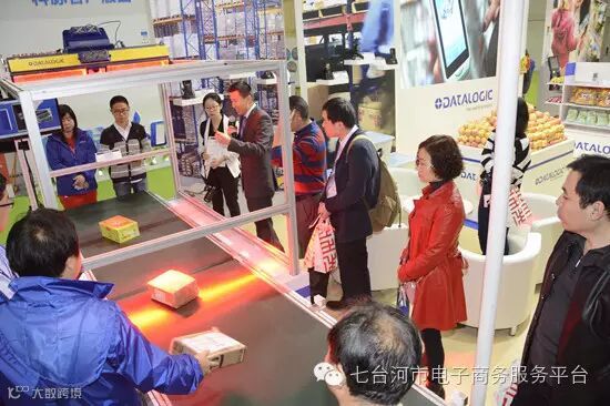 得利捷工作人员展示产品