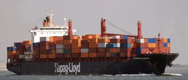 刚刚，又一艘集装箱船遇袭起火！这艘马士基和赫伯罗特运营集装箱船在中东被击中发生火灾...