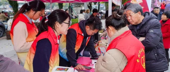 “兰兰能能”进社区，雷锋精神暖人心