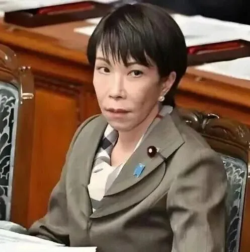 高市早苗会场站不起来，美国反手一刀，日本彻底凉了