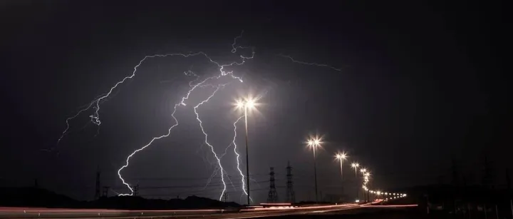 沙特民防部门发布紧急天气警报！未来几天多地雷暴来袭 民众请注意安全