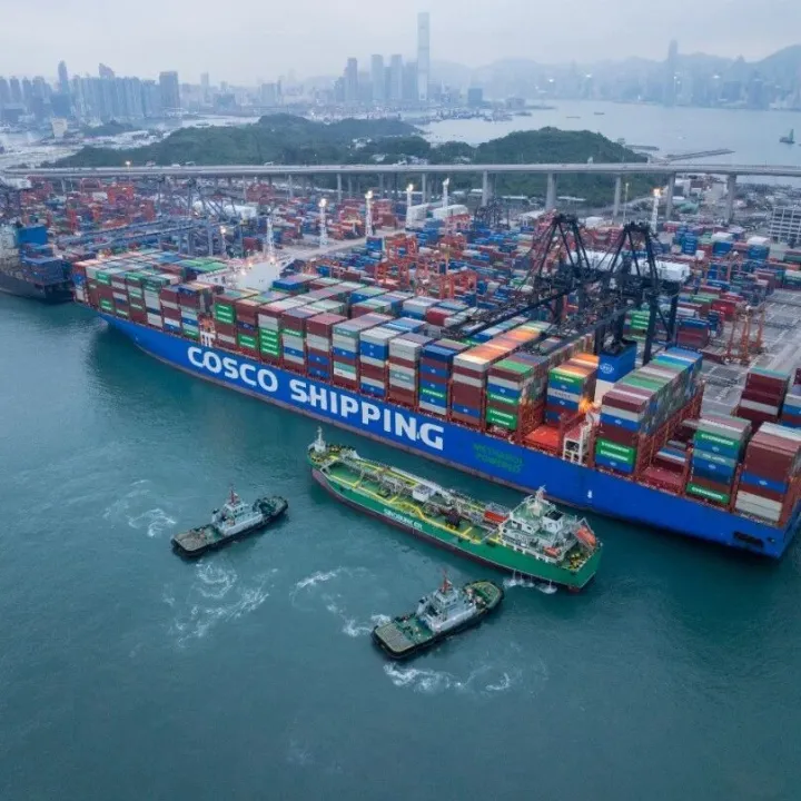 中远海运完成香港首单绿色甲醇加注同步货物装卸作业