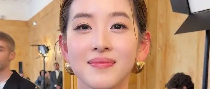 刘强东拿出杀手锏，奶茶妹妹惊艳亮相