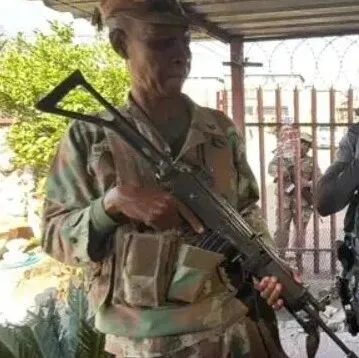 南非军警联合突袭约翰内斯堡南部 打击帮派与犯罪活动