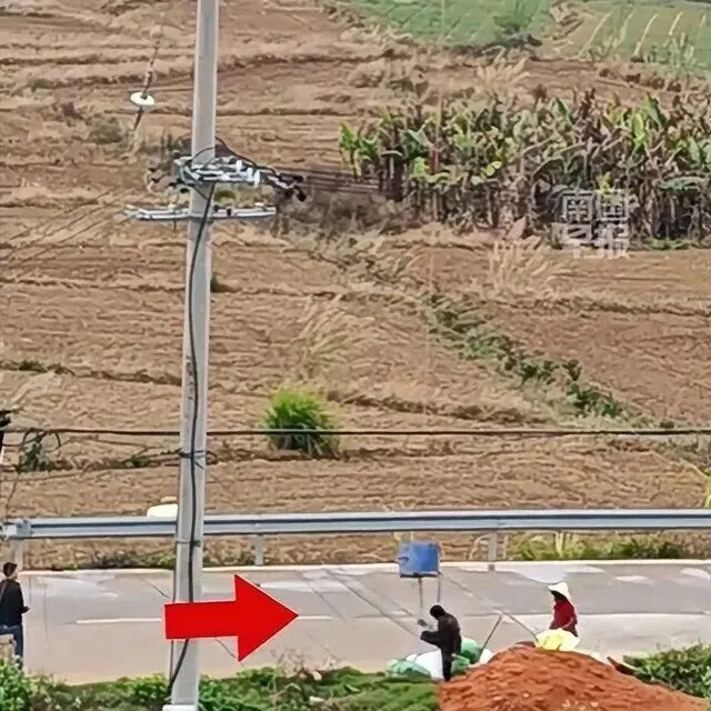 福建莆田：无人机搬运泥土时失误，女子脚踝被绳索钩住瞬间倒吊悬空