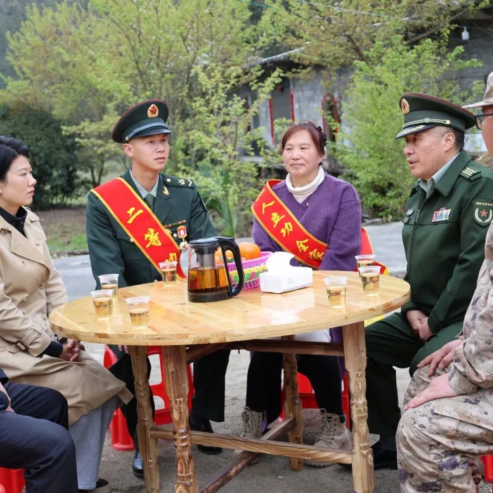 軍營勇建功 榮光耀家門——普安縣軍地聯(lián)合為二等功臣送喜報