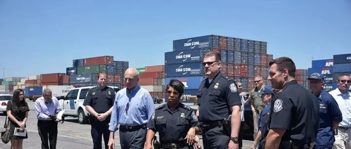 美國(guó)海關(guān)嚴(yán)查中國(guó)貨物！數(shù)千個(gè)集裝箱被強(qiáng)制退回或銷毀！