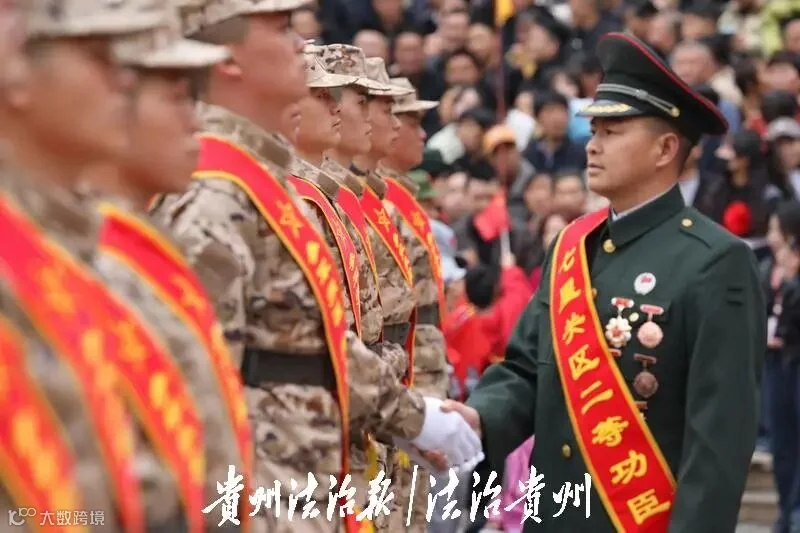 04 有关领导问候入伍新兵.jpg