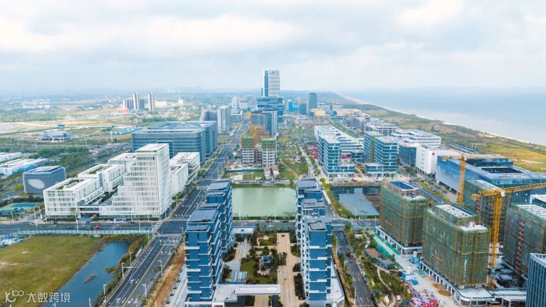 俯瞰视角下的海口江东新区总部经济区，处处涌动着项目建设的热潮，产业发展活力四溢。本报记者 杨忠凯 摄.jpg