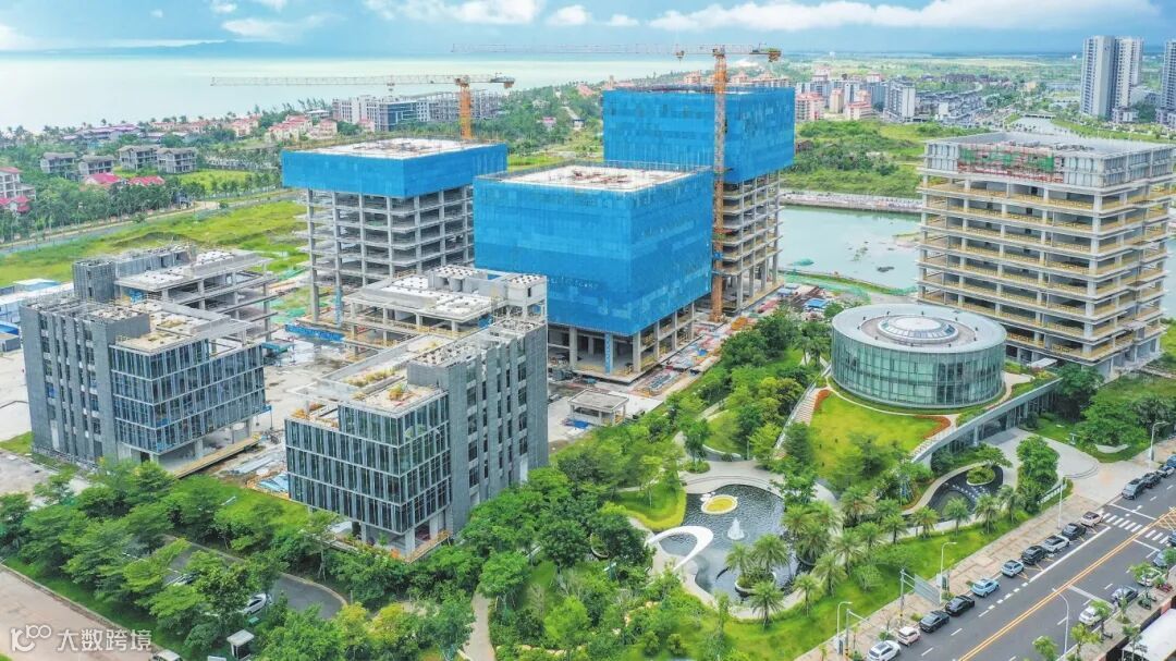 6月30日，俯瞰山东国际业务集聚区项目C区，该项目正全力冲刺8月全面封顶的目标。 本报记者 孙士杰 摄.jpg