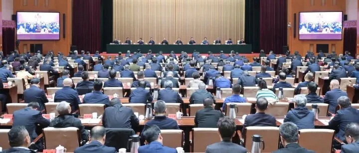 自治区传达贯彻全国两会精神干部大会在呼召开 王伟中主持并讲话 包钢张延昆时光辉出席